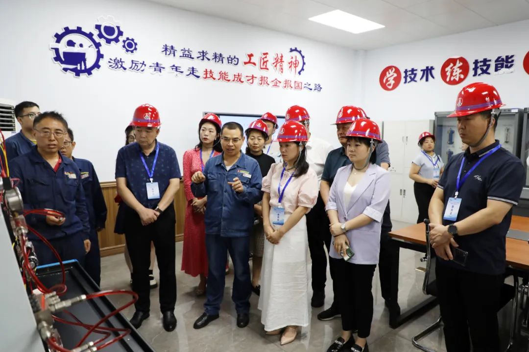 陜西省縣（區(qū)）產(chǎn)業(yè)工人隊(duì)伍建設(shè)改革現(xiàn)場(chǎng)觀摩團(tuán)走進(jìn)陜鋼集團(tuán)龍鋼公司