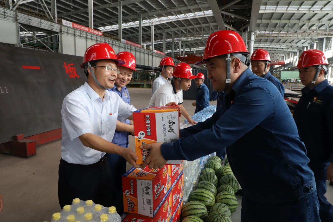雷達(dá)到漢鋼公司開展調(diào)研座談并深入一線慰問送清涼